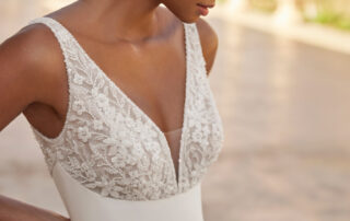 robe de mariée, robe princesse, robe crêpe, robe dentelle, robe perles, décolleté V, robe de mariée élégante, robe de mariée romantique, robe de mariée chic, robe mariée bohème (si applicable), robe mariée moderne, robe mariée fluide, robe mariée taille cintrée, Ordaz, Rosa Clara