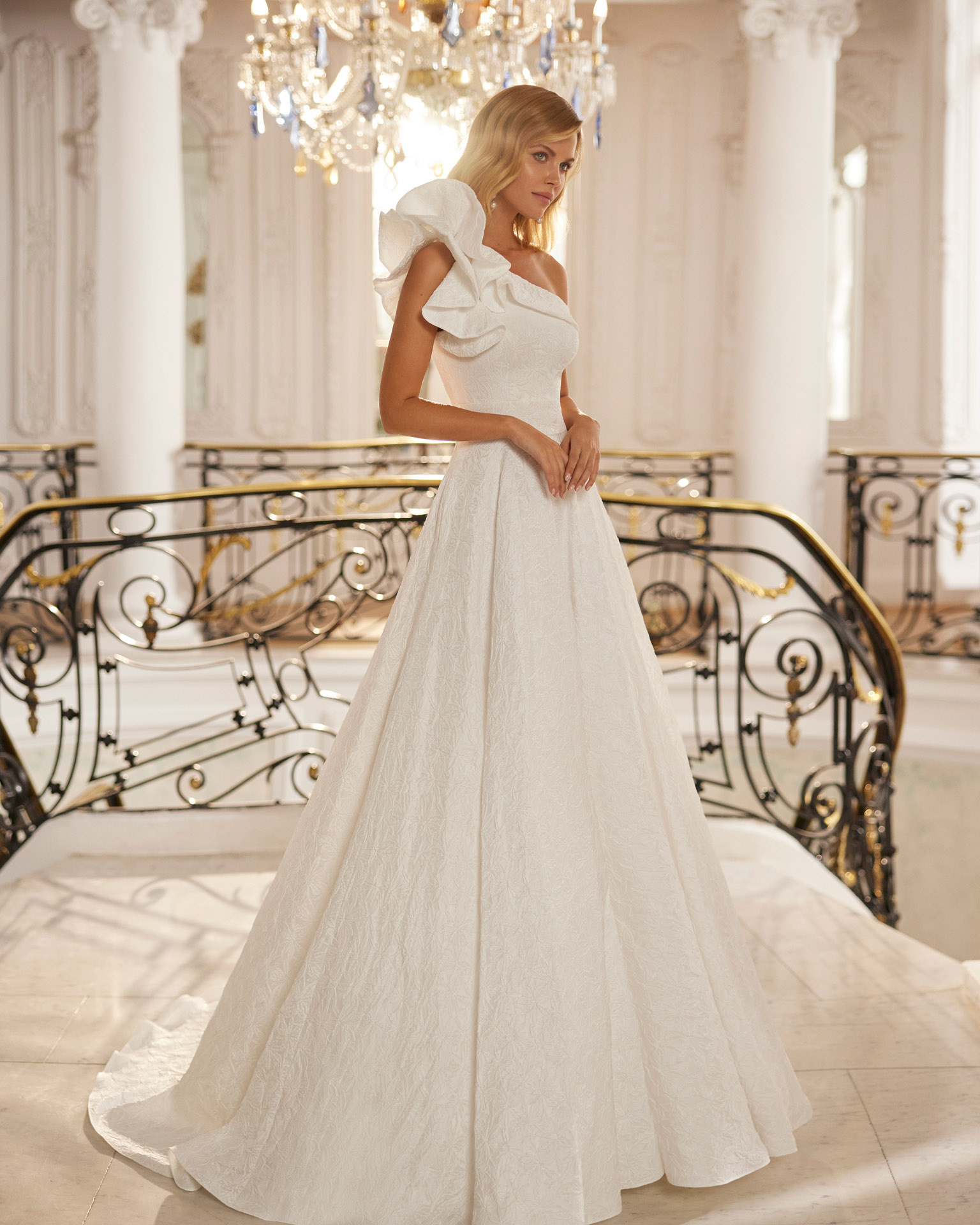 robe de mariée, robe de mariée asymétrique, robe de mariée une épaule, robe de mariée fluide, robe de mariée romantique, robe de mariée chic, robe de mariée princesse, robe de mariée bohème chic, robe de mariée volants, robe de mariée moderne, robe mariée luxe, robe mariée [indiquer la marque si applicable], Soline, robe mariée originale.