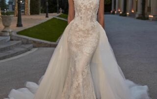 Robe de mariée Geramy – Élégance couture en dentelle et tulle Découvrez Geramy, une robe de mariée spectaculaire qui incarne le glamour et l'élégance à l’état pur. Conçue pour sublimer la silhouette, Geramy se distingue par sa coupe sirène sophistiquée et son corset bustier structuré aux détails floraux. Confectionnée dans une dentelle délicate brodée de motifs floraux, la robe épouse parfaitement les courbes avant de s’évaser dans une jupe sirène raffinée. Le corset transparent à baleines, subtilement sexy, assure maintien et structure tout en mettant en valeur la taille. La touche magique ? Une somptueuse surjupe amovible en tulle aérien, qui transforme cette robe en une véritable tenue princière pour la cérémonie. La traîne vaporeuse ajoute grâce et mouvement à chaque pas. Réservez dès maintenant votre séance d'essayage chez Signature Mariage en cliquant sur le bouton ci-dessous ou en accédant à la rubrique contact. Offrez-vous l'expérience personnalisée chez Signature Mariage pour trouver la robe de mariée parfaite qui reflète votre style et votre élégance.